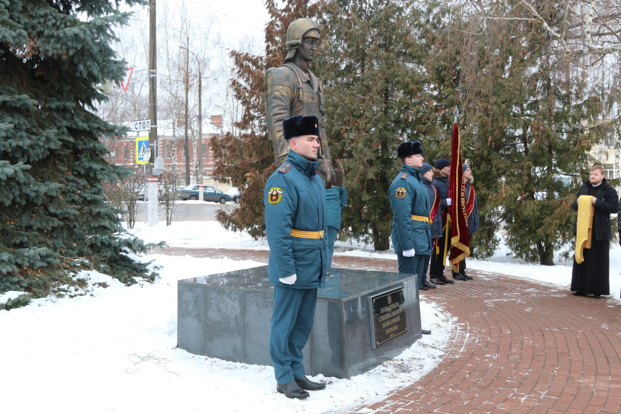 Заместитель министра МЧС Николай Гречушкин принял участие в торжественном  открытии памятника пожарным специальной пожарной охраны в Дзержинске -  Новости - Главное управление МЧС России по Нижегородской области