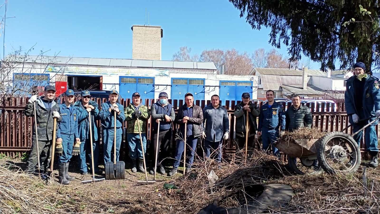 Сделаем этот мир чище»: перевозские пожарные провели экологический  субботник - Новости - Главное управление МЧС России по Нижегородской области