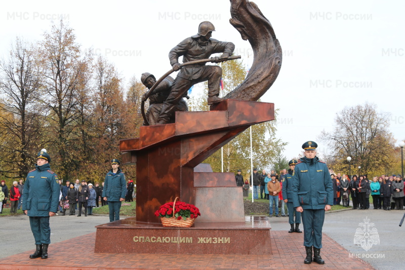 В г. Кстово торжественно открыт памятник «Спасающим жизни»