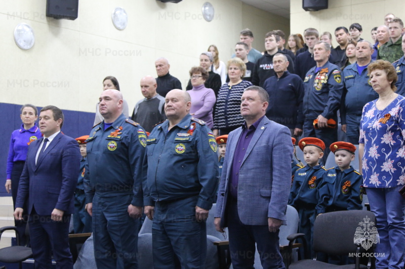 Председатель Поволжского Совета ветеранов пожарных и спасателей Пётр Третьяков вручил Знамя Победы "Отважным спасателям"