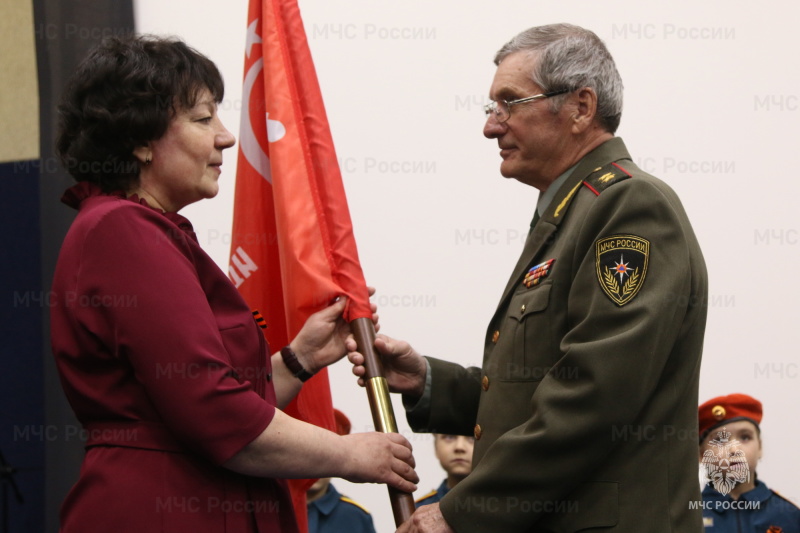 Председатель Поволжского Совета ветеранов пожарных и спасателей Пётр Третьяков вручил Знамя Победы "Отважным спасателям"