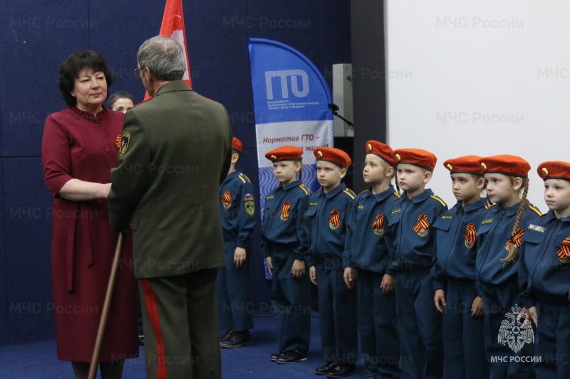 Председатель Поволжского Совета ветеранов пожарных и спасателей Пётр Третьяков вручил Знамя Победы "Отважным спасателям"