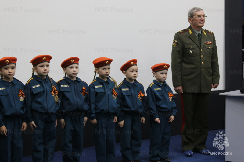 Председатель Поволжского Совета ветеранов пожарных и спасателей Пётр Третьяков вручил Знамя Победы "Отважным спасателям"