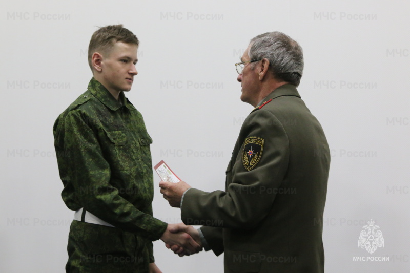 Председатель Поволжского Совета ветеранов пожарных и спасателей Пётр Третьяков вручил Знамя Победы "Отважным спасателям"