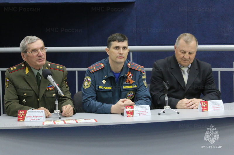 Председатель Поволжского Совета ветеранов пожарных и спасателей Пётр Третьяков вручил Знамя Победы "Отважным спасателям"