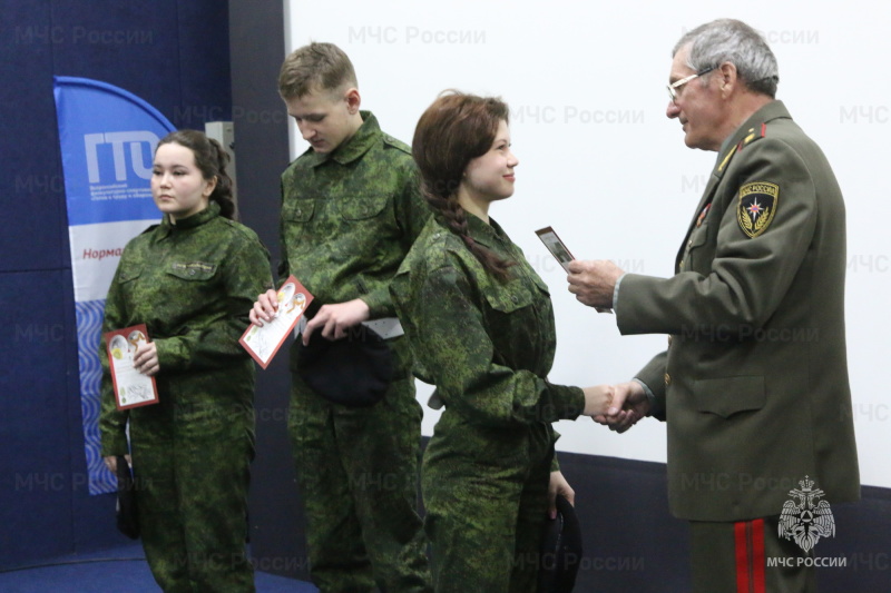 Председатель Поволжского Совета ветеранов пожарных и спасателей Пётр Третьяков вручил Знамя Победы "Отважным спасателям"