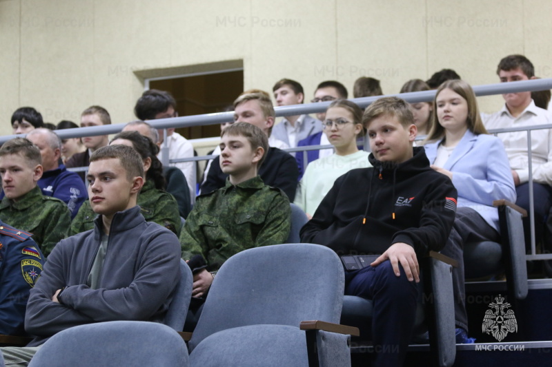 Председатель Поволжского Совета ветеранов пожарных и спасателей Пётр Третьяков вручил Знамя Победы "Отважным спасателям"