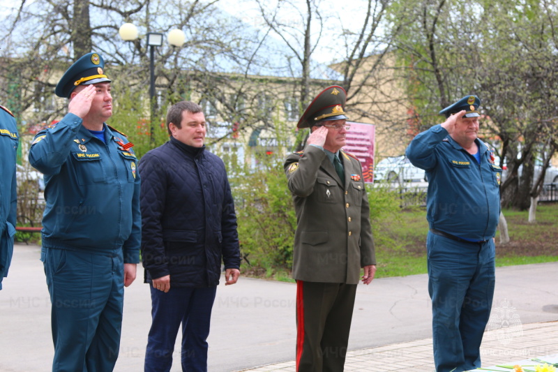 Глава Поволжского Совета Ветеранов Петр Третьяков возложил цветы к памятнику Героям землякам в Шаранге